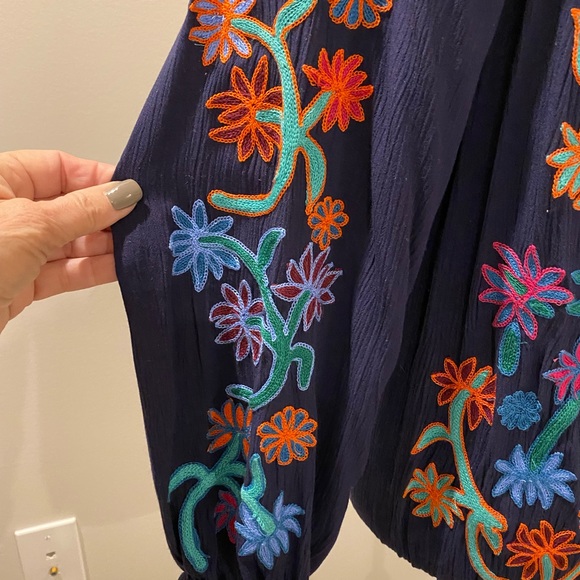 Soft Surroundings women’s top with elastic Around the bottom and sleeves. - Picture 3 of 4